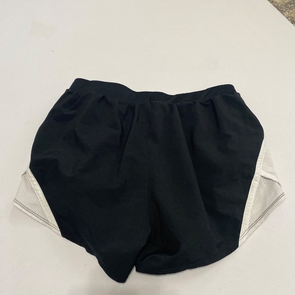 Under Armour womens shorts athletic XS 100% polyester work out black & white - Picture 3 of 7